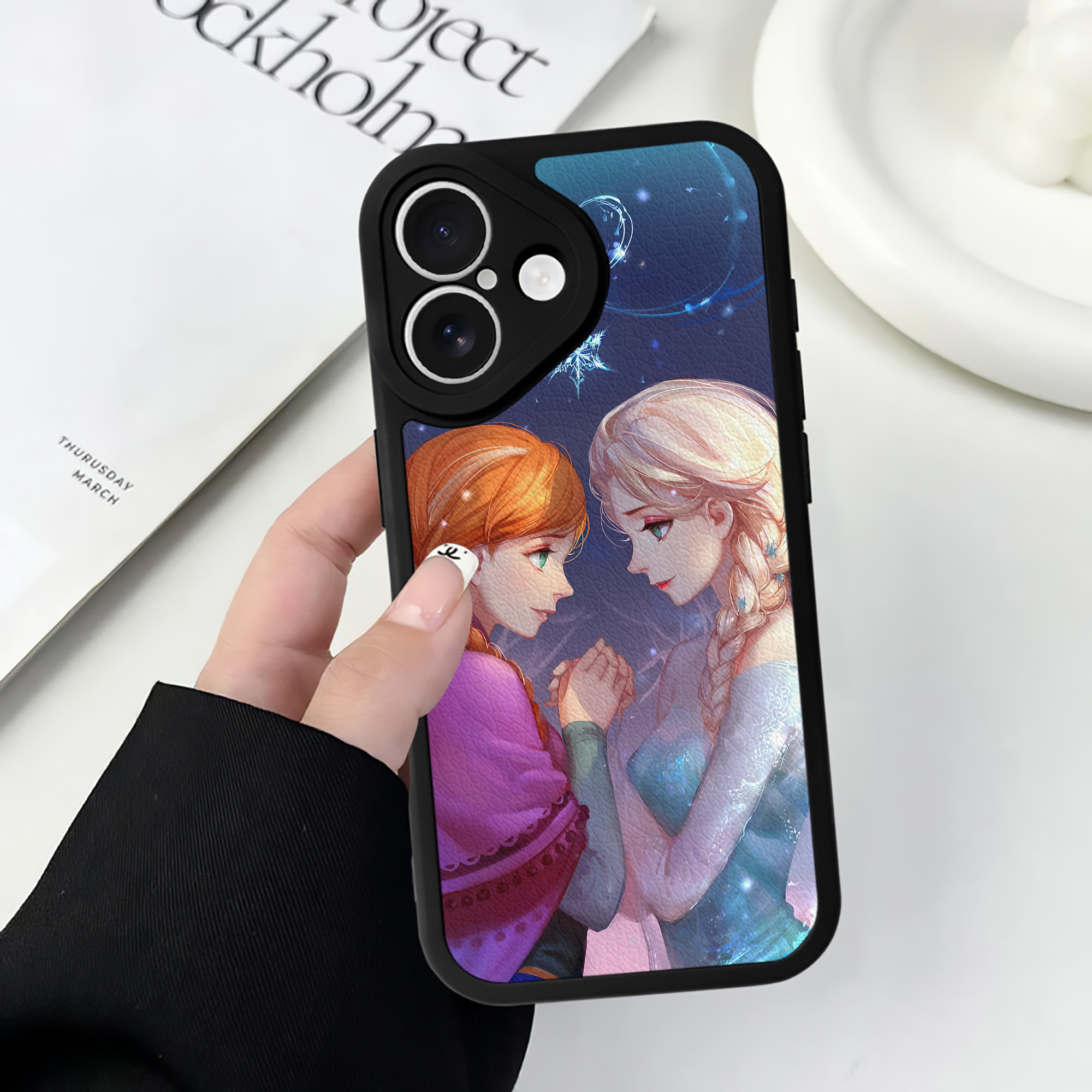 （画像用） アナと雪の女王 アンナ エルサ Frozen Anna Elsa 【iPhone 16シリーズ対応】シリコンスマホケース（レザー調） 材質：シリコン
